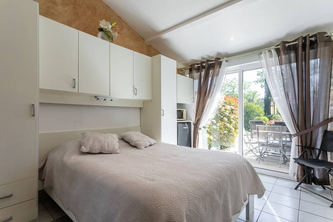 Foto 3 von 32: Gästezimmer „Chrisama“ mit Gemeinschaftspool, WLAN und Klimaanlage
