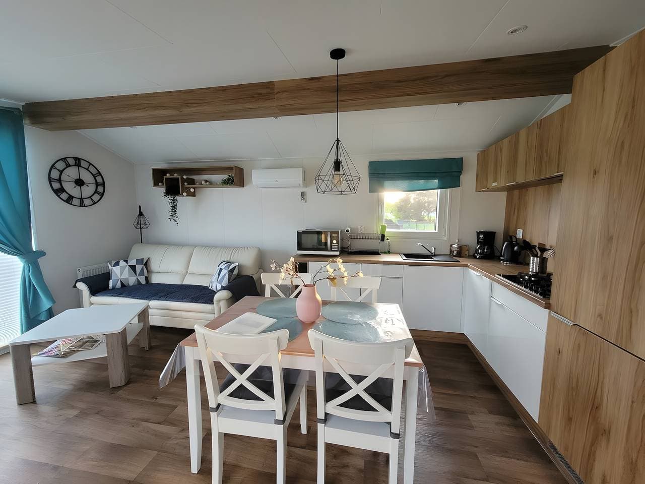 Foto 6 von 15: Ferienhaus Concordia direkt am See, mit überdachter Terrasse und Klimaanlage