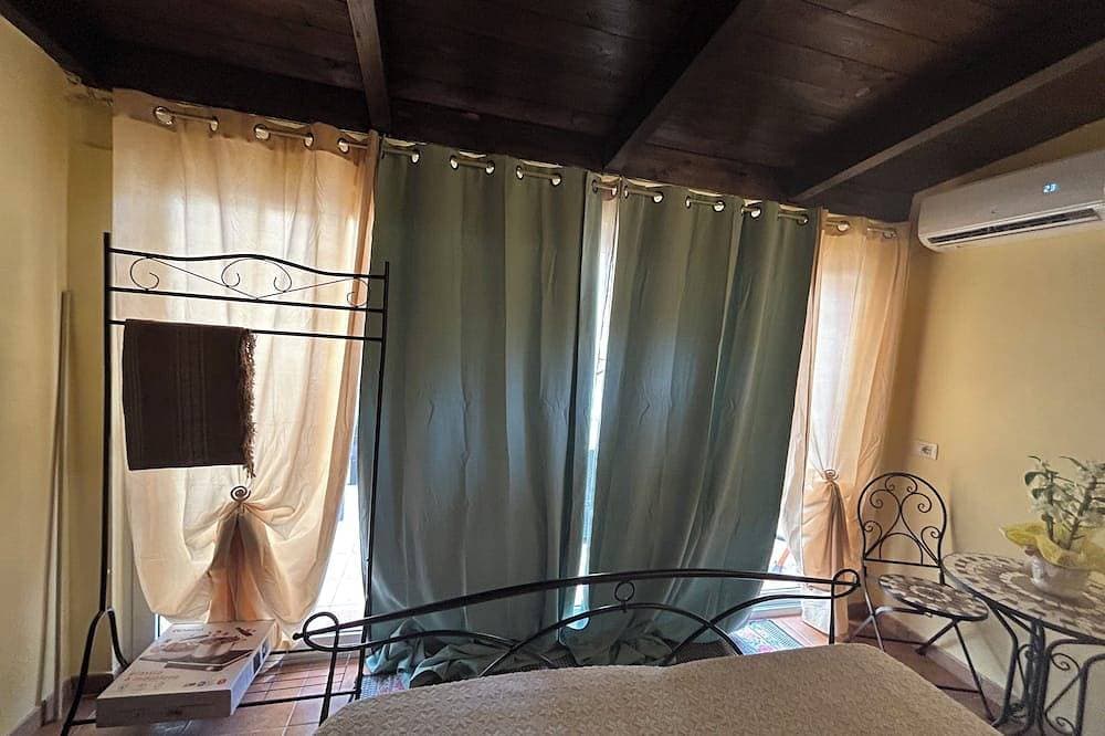 Foto 4 von 16: Room with private bathroom, patio.