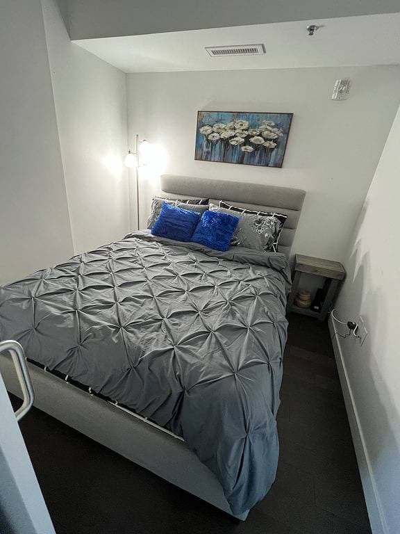 Foto 8 von 30: Executive 2 bed Condo King bed great Location downtown with laundry