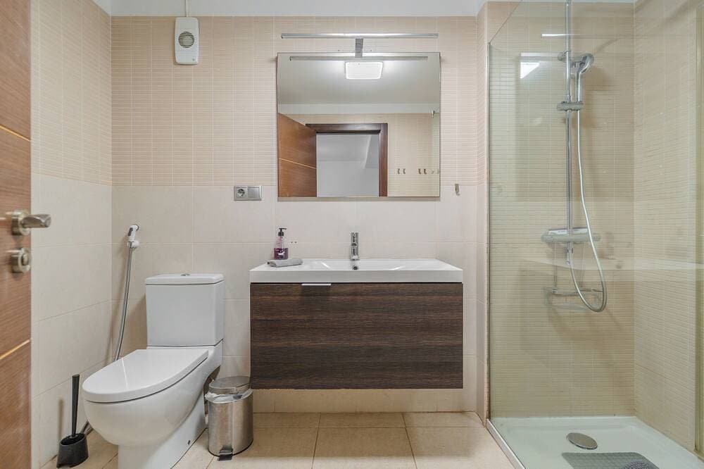 Foto 7 von 30: Neu !!! Luxuswohnung, 32 m2 Sonnenterrasse, Blick auf den Pool