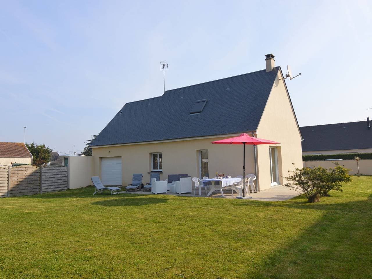 Foto 12 von 40: Denneville Coastal Escape mit Garten