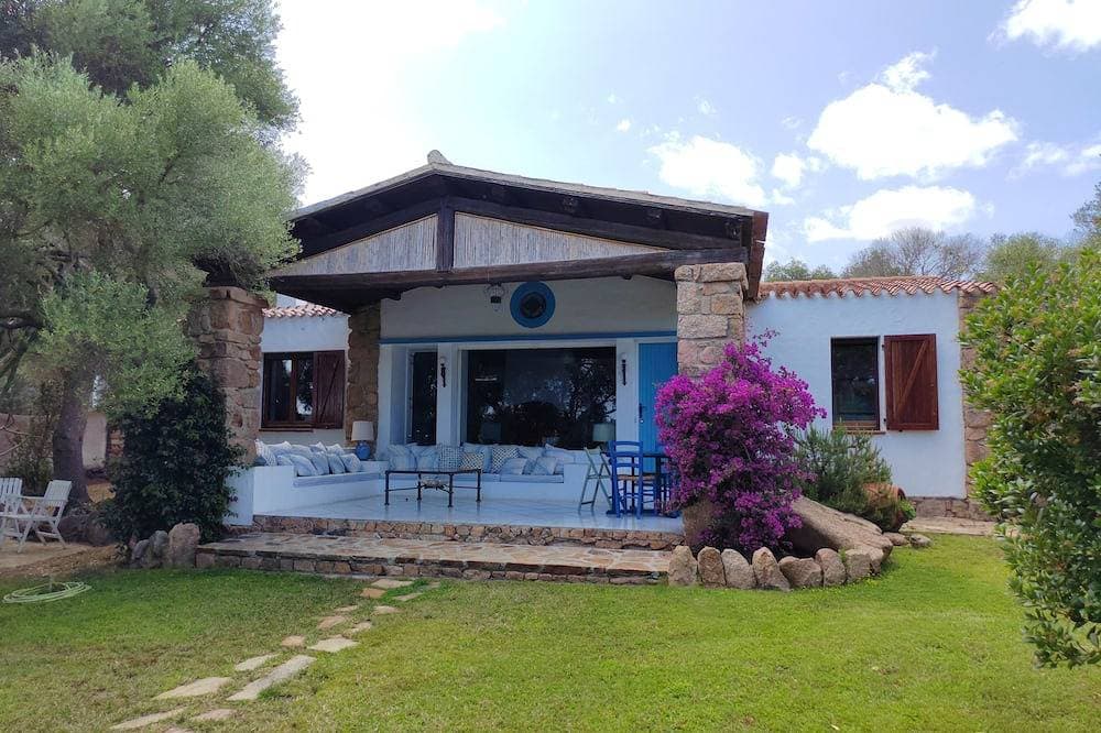Sardinian villa surrounded by nature, incomparable view of Porto Istana bay 1