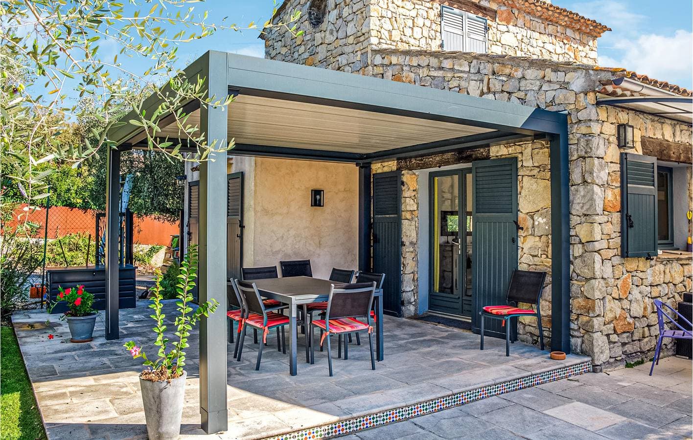 Foto 13 von 31: Poolterrasse mit Parkplatz und Internet