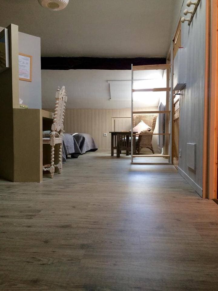 Foto 13 von 23: Family Room with Private Bathroom