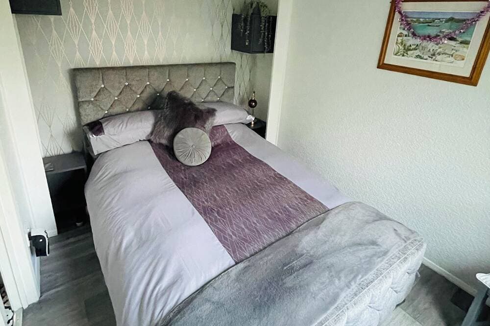 Private Tranquil One Bedroom Lodge With Parking and Outdoor Space. Pet Friendly! 1