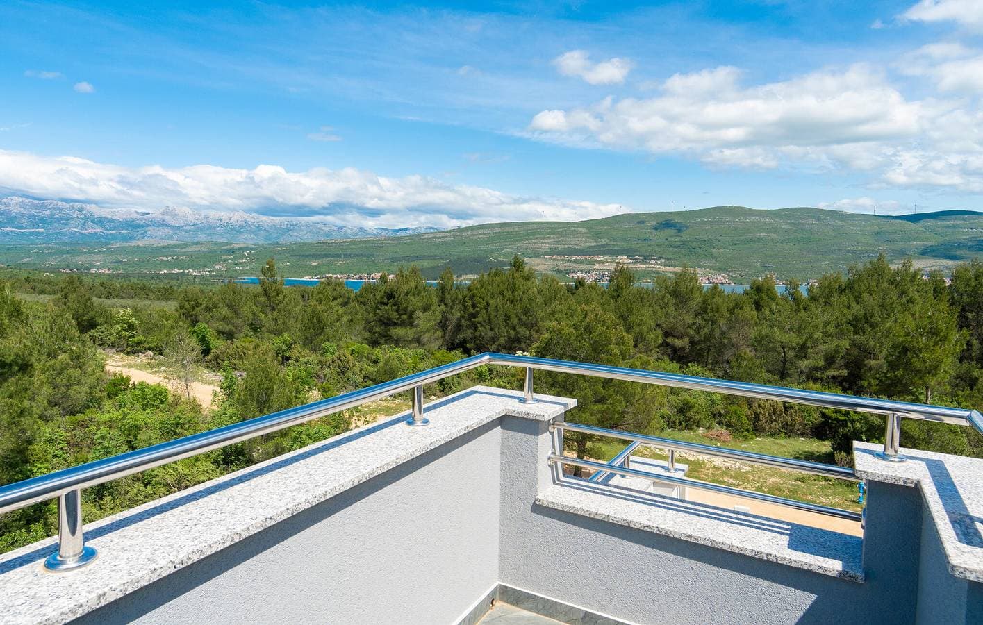 Foto 4 von 24: Apartment mit Meerblick, Terrasse und Parkplatz in der Nähe von Donji Karin