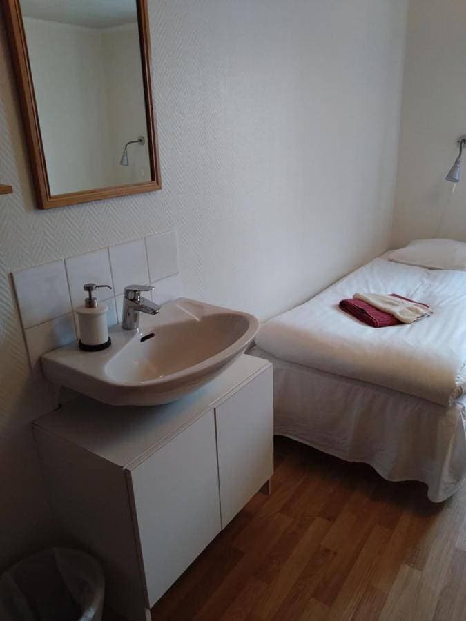 Foto 4 von 9: Twin Room with Shared Bathroom