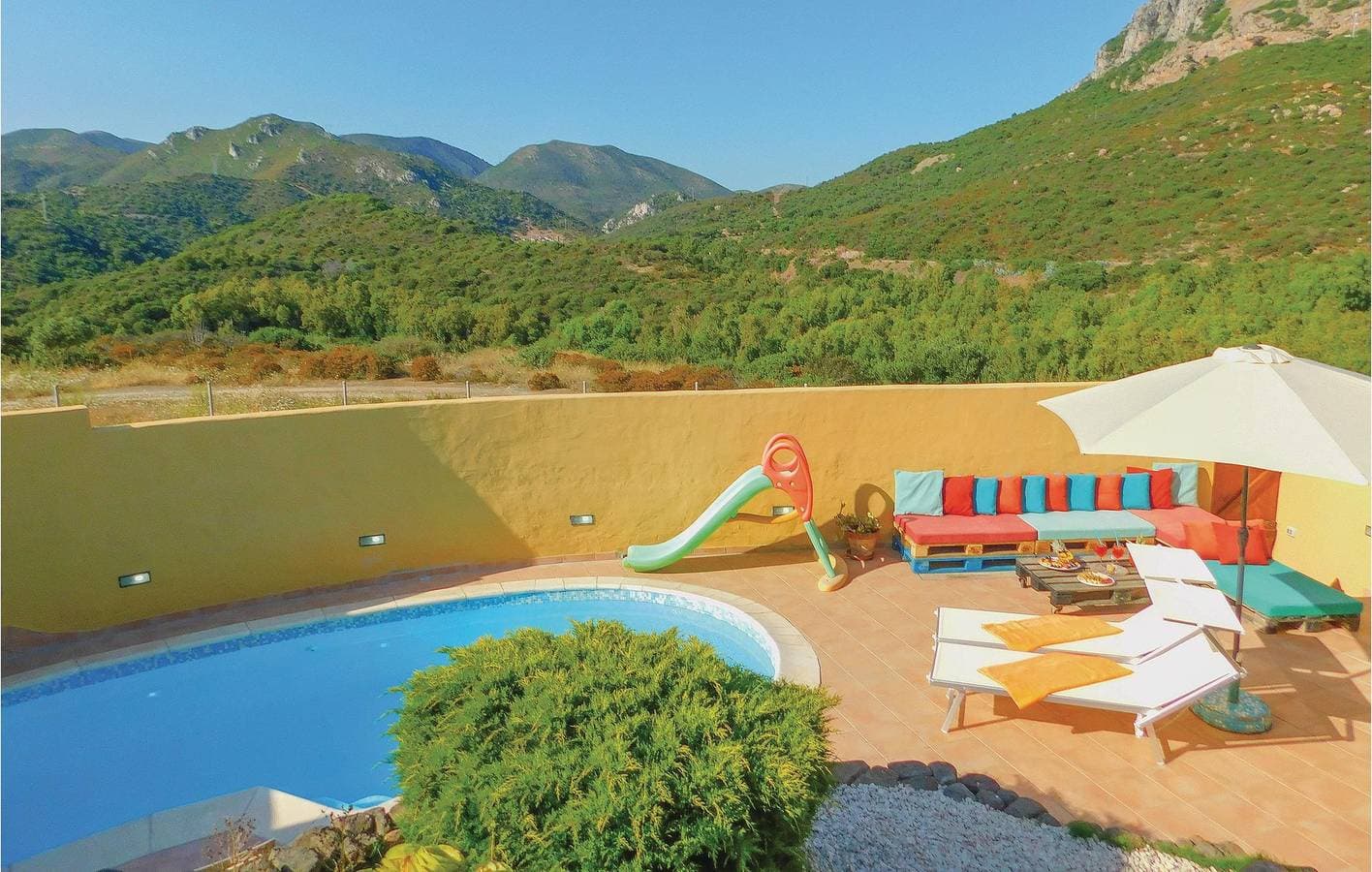 Foto 6 von 14: Rückzugsort am Pool: Gemütliches Apartment mit Garten und Internet