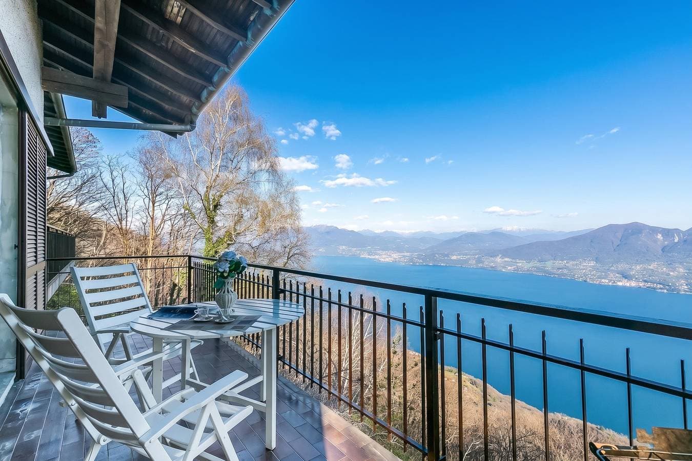 Foto 2 von 45: Lago Azzurro Villa: Infinity Lake View