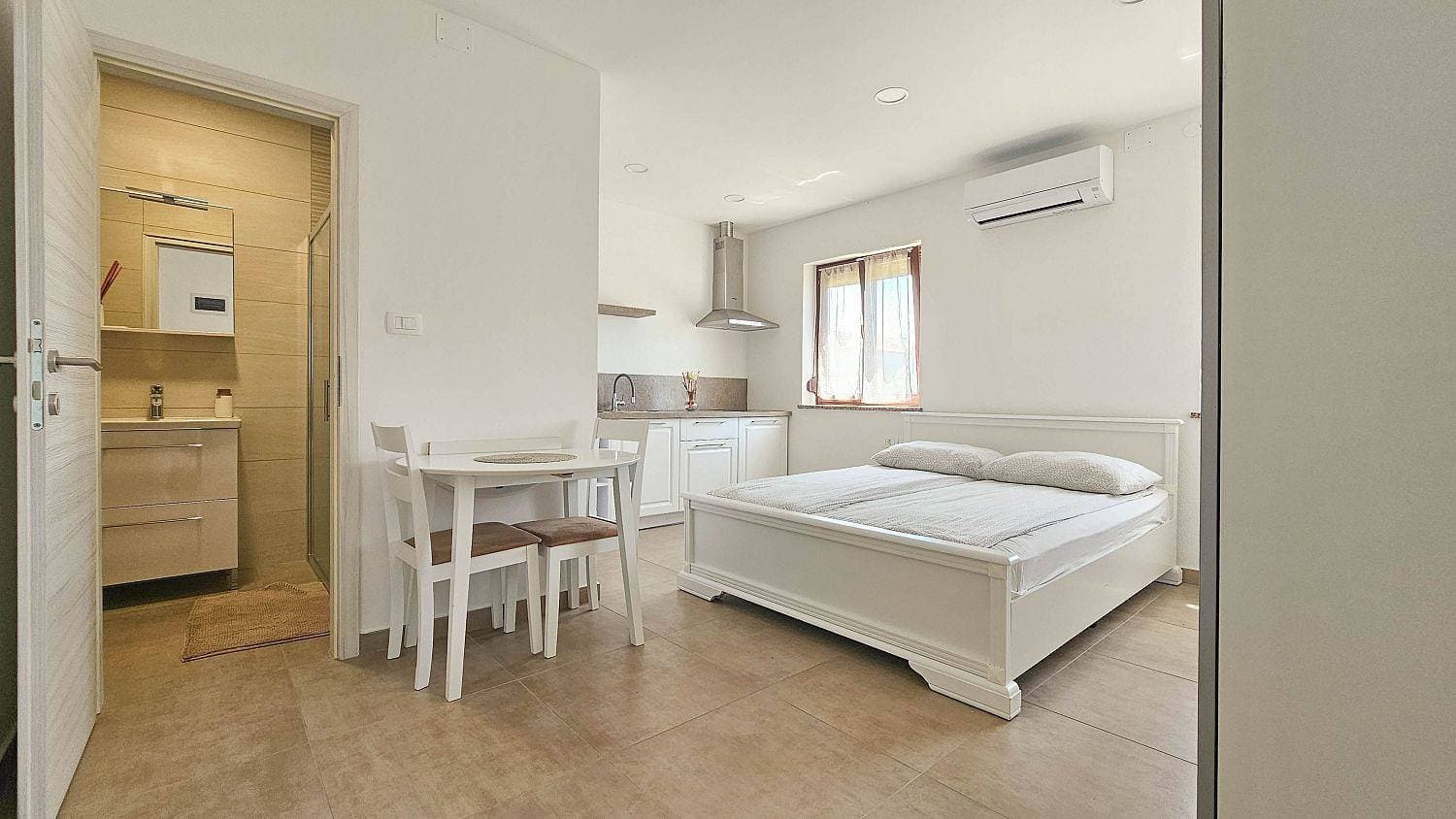 Foto 4 von 20: Elegantes Studio-Apartment mit Terrasse, WiFi, Klima