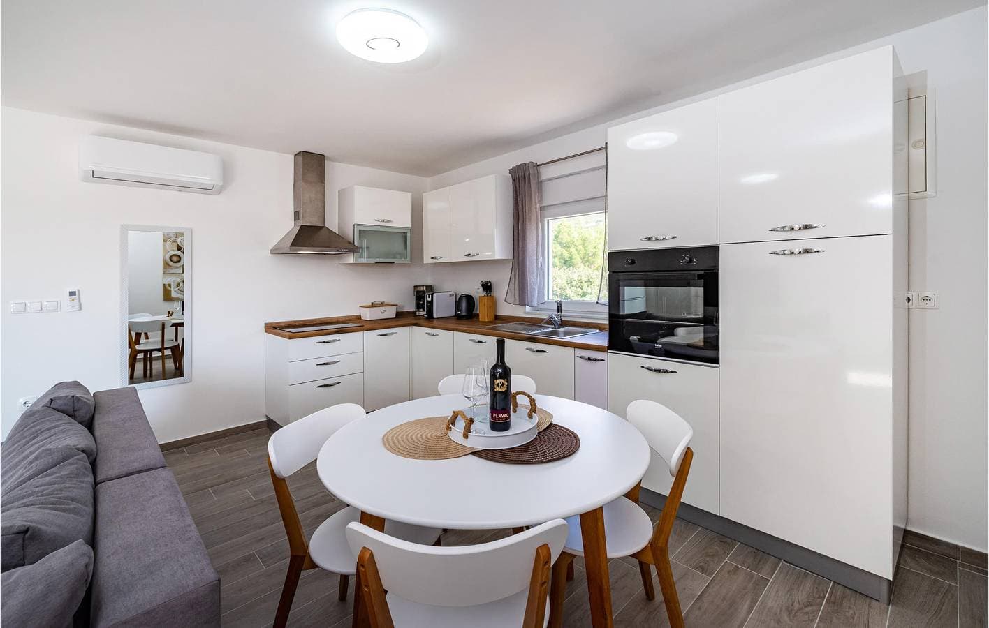 Foto 4 von 35: Reizende Ferienwohnung mit Pool, WLAN und Terrasse in Küstennähe