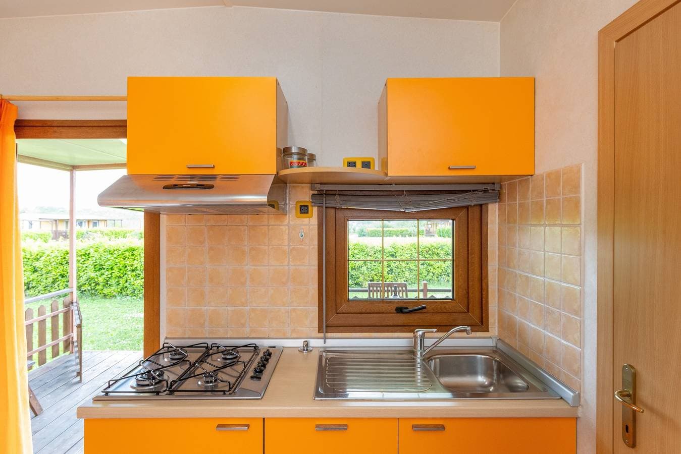 Foto 8 von 29: Bungalow 'Stella 2' mit Gemeinschaftspool, privater Terrasse und Klimaanlage