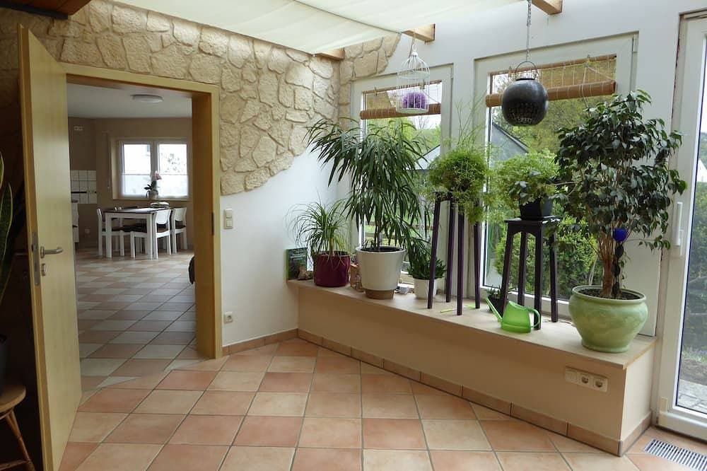 Foto 4 von 7: 70qm große Ferienwohnung mit zwei Schlafzimmern mit Terrasse