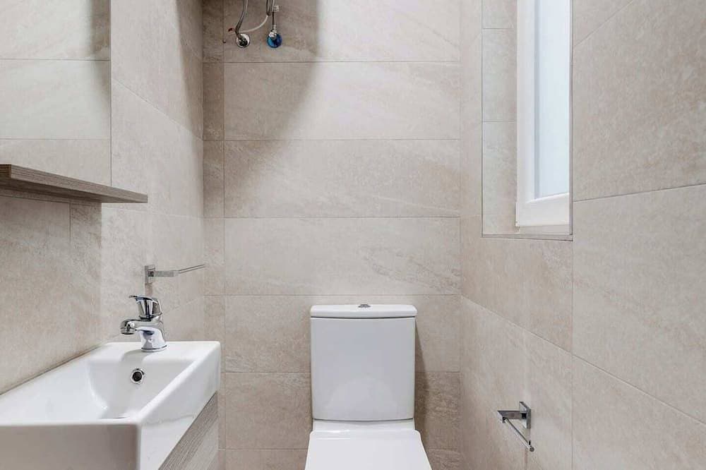 Foto 6 von 20: Steps from Mellieha Beach! Modern 1Br apartment with terrace, ensuite & kitchen. Perfect for couples, friends or business stays.