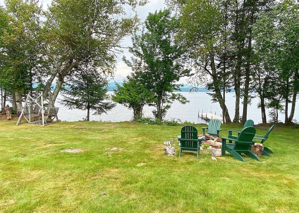 Foto 10 von 31: Niboban Cabin 5 right on Rangeley Lake with a screened porch, fire pit, hammock, WiFi and dock!