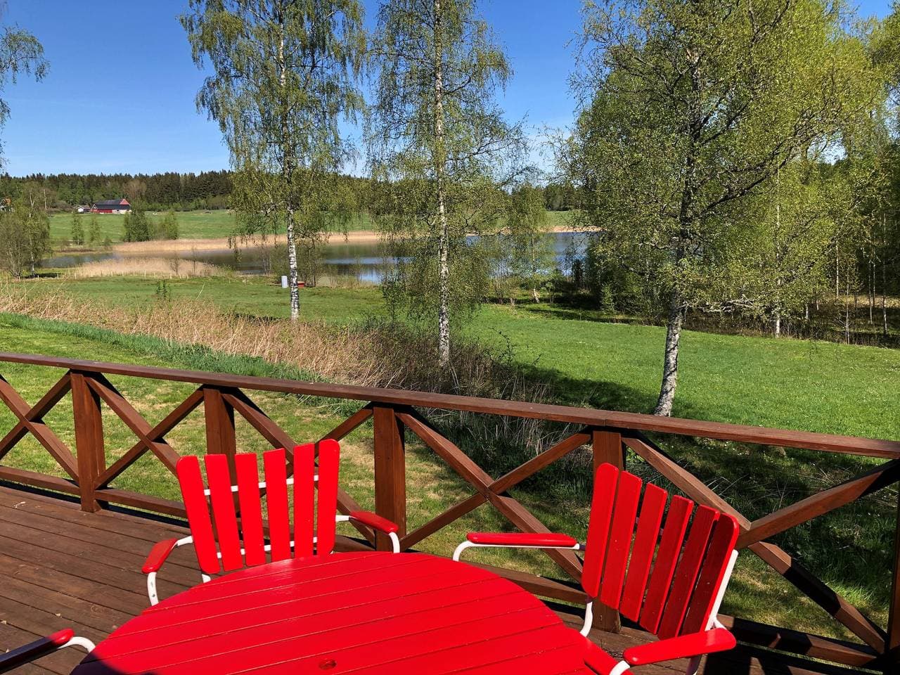 Schönes Ferienhaus am See mit Boot 1
