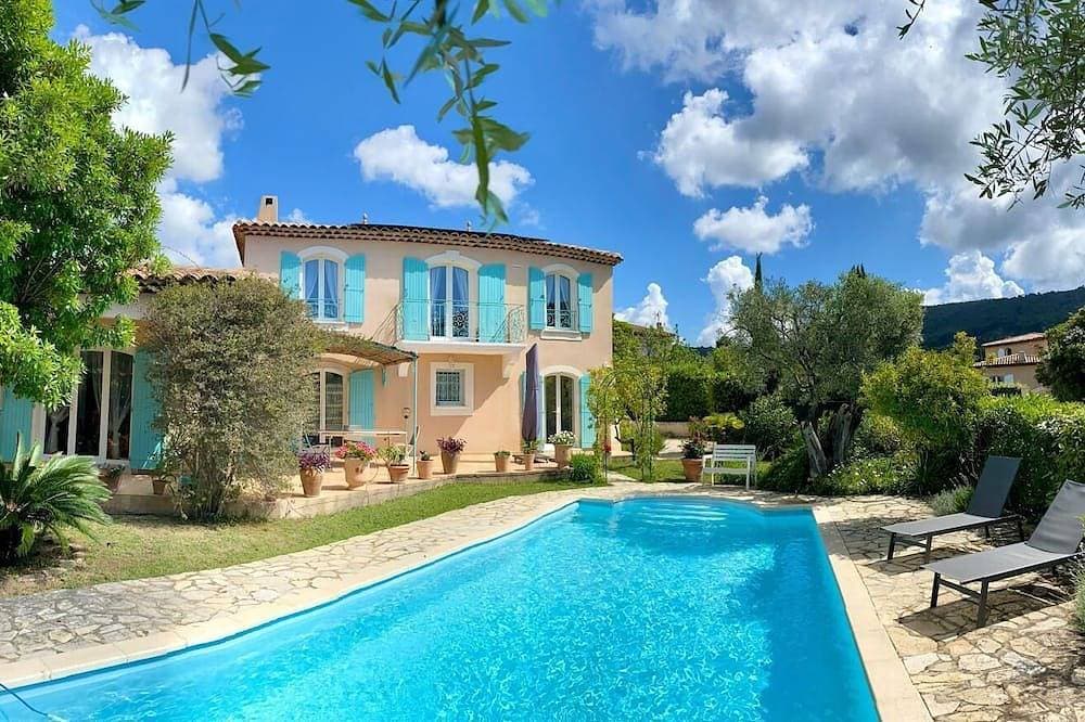 Magnificent villa with swimming pool 1
