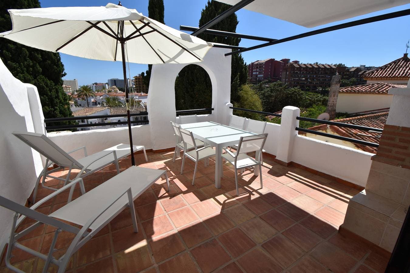 Modern Apt walking distance to Shops and Beach 1