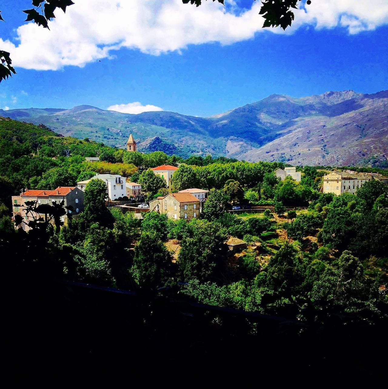 Foto 7 von 38: Gästehaus Casa Ghjunca – Zimmer Ciucciarella mit Blick auf Dorf und Berge