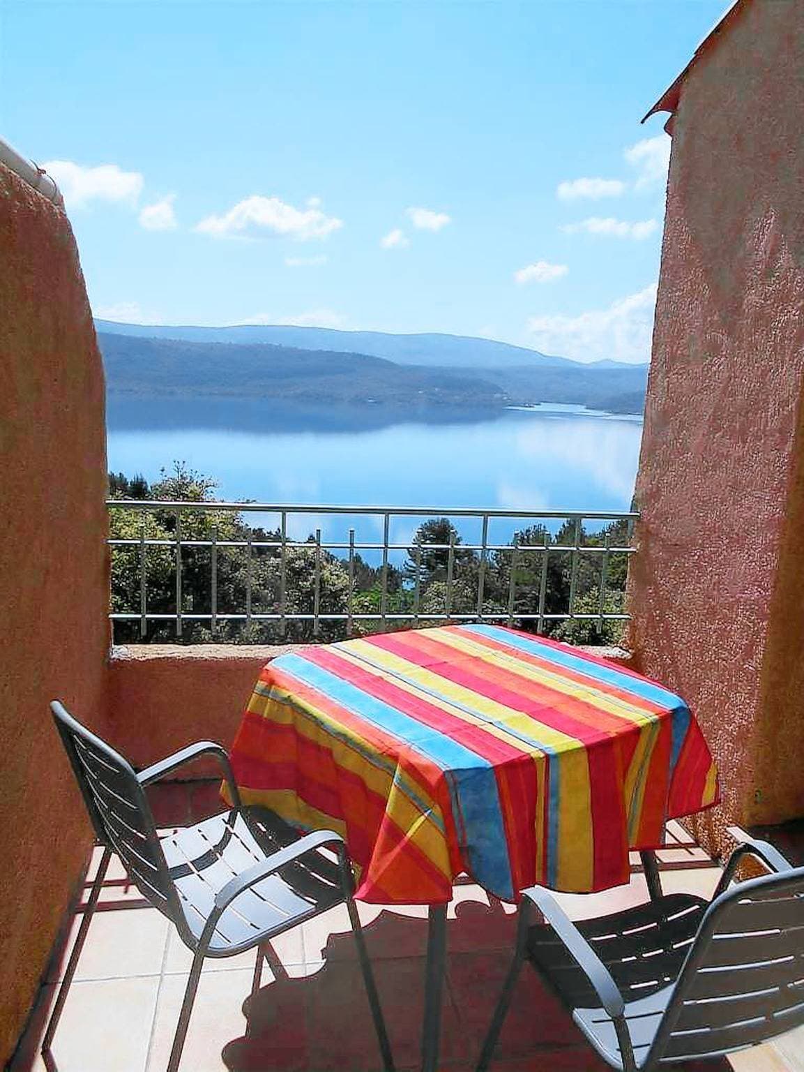 Gemütliches Apartment in Sainte-Croix-du-Verdon 44 m² Seeansicht 1
