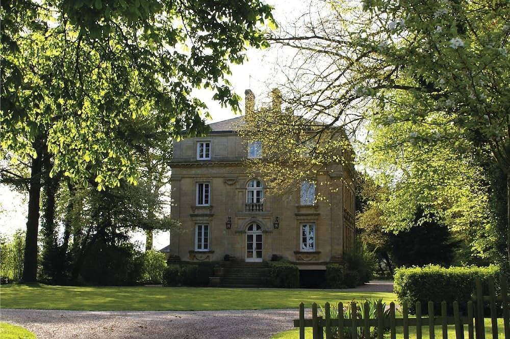 Le Château de Chambois ✦ Confidential ✦ Families ✦ Seminars 1