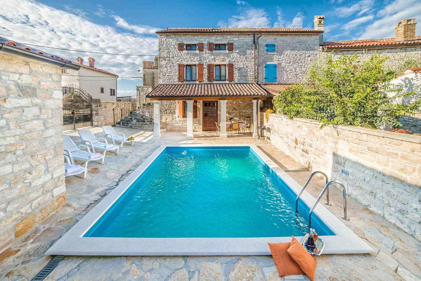 Foto 5 von 25: Ferienhaus mit Swimmingpool und Grill
