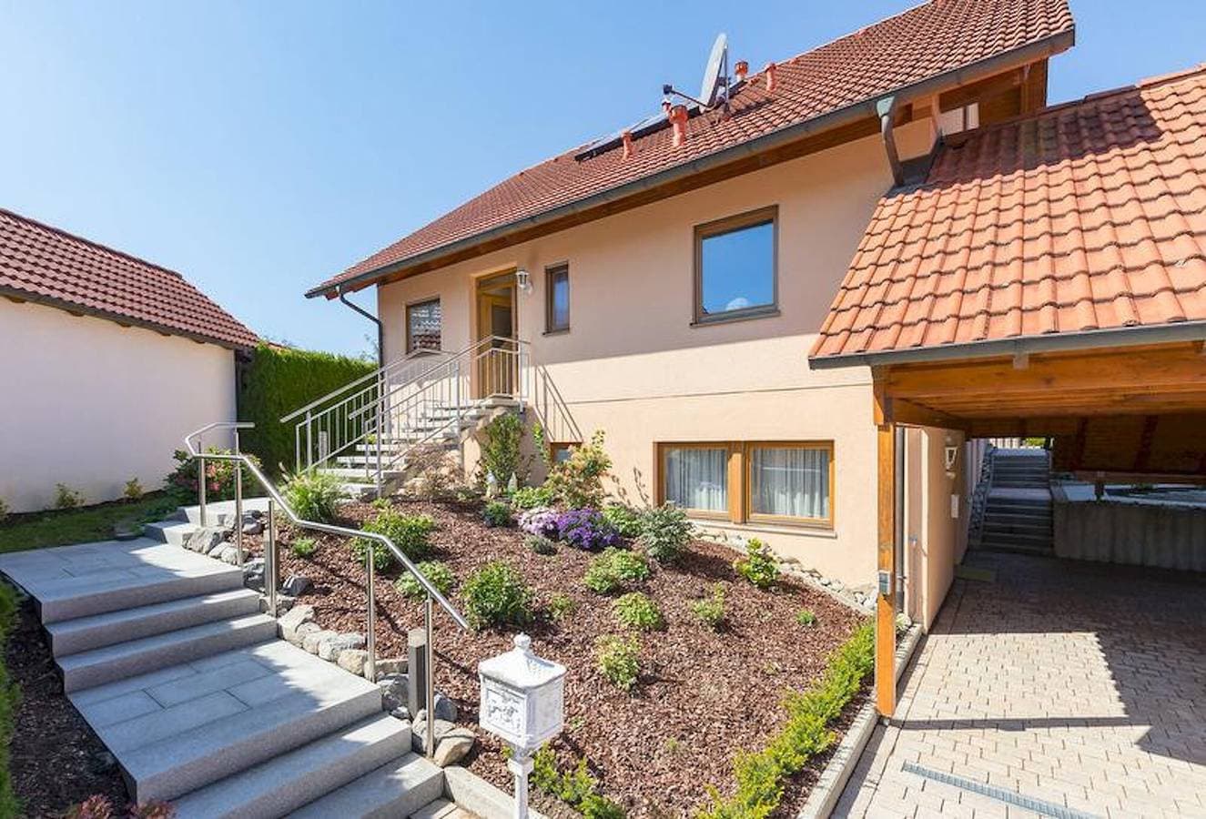 Foto 3 von 15: Lichtdurchflutete Dachgeschosswohnung "Lauser Dg" in ruhiger Gegend mit WLAN & Balkon