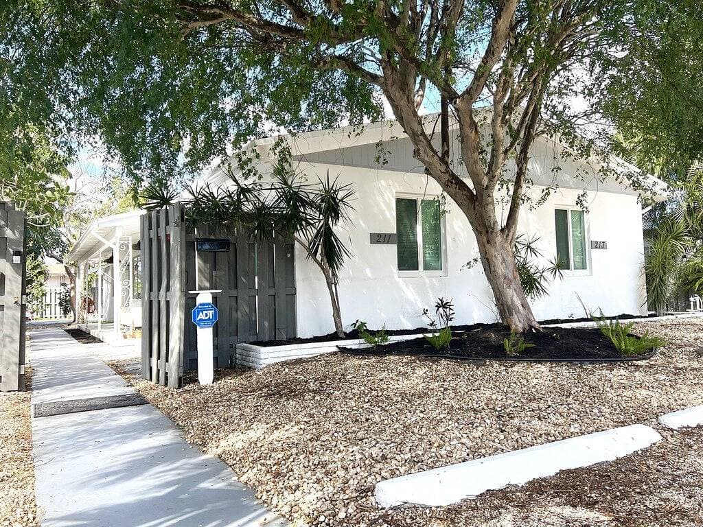 Foto 11 von 24: 2 Bedroom Tropical & Cozy Home Near Beach: Private, Yard, Parking