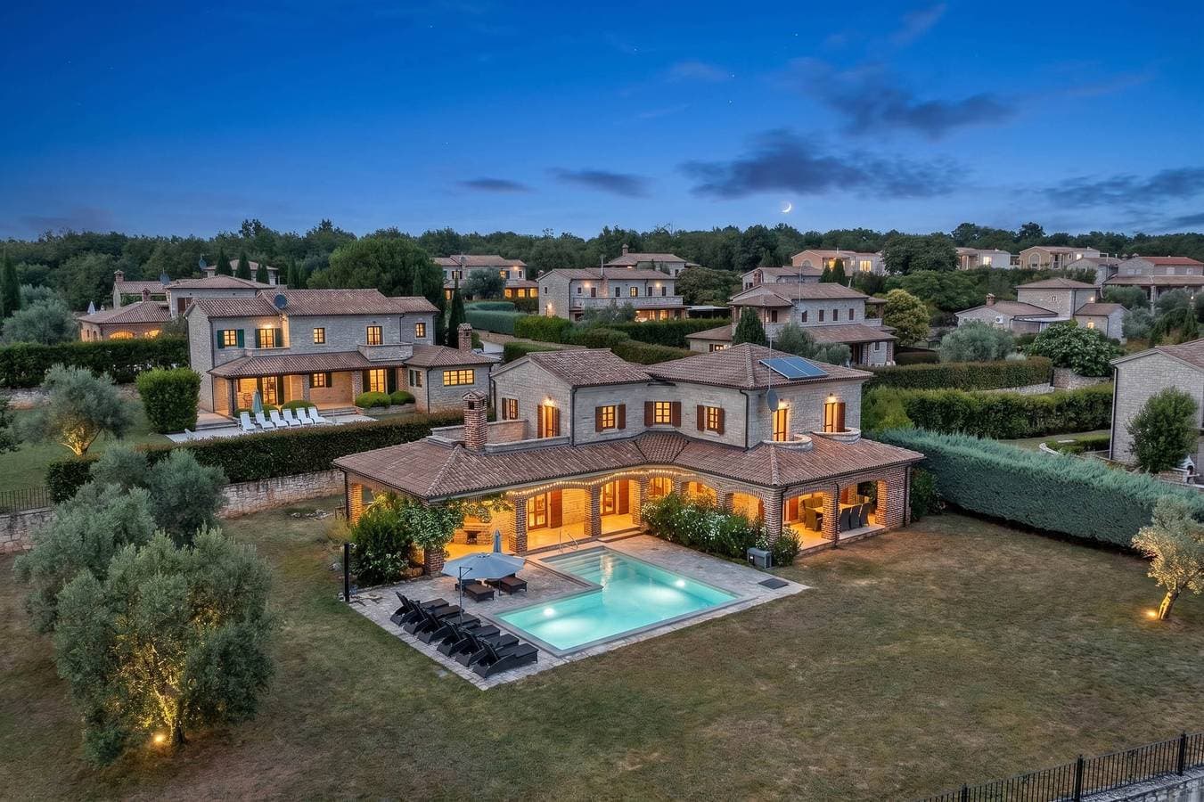 Foto 2 von 47: Luxury Villa Leoleni with heated pool
