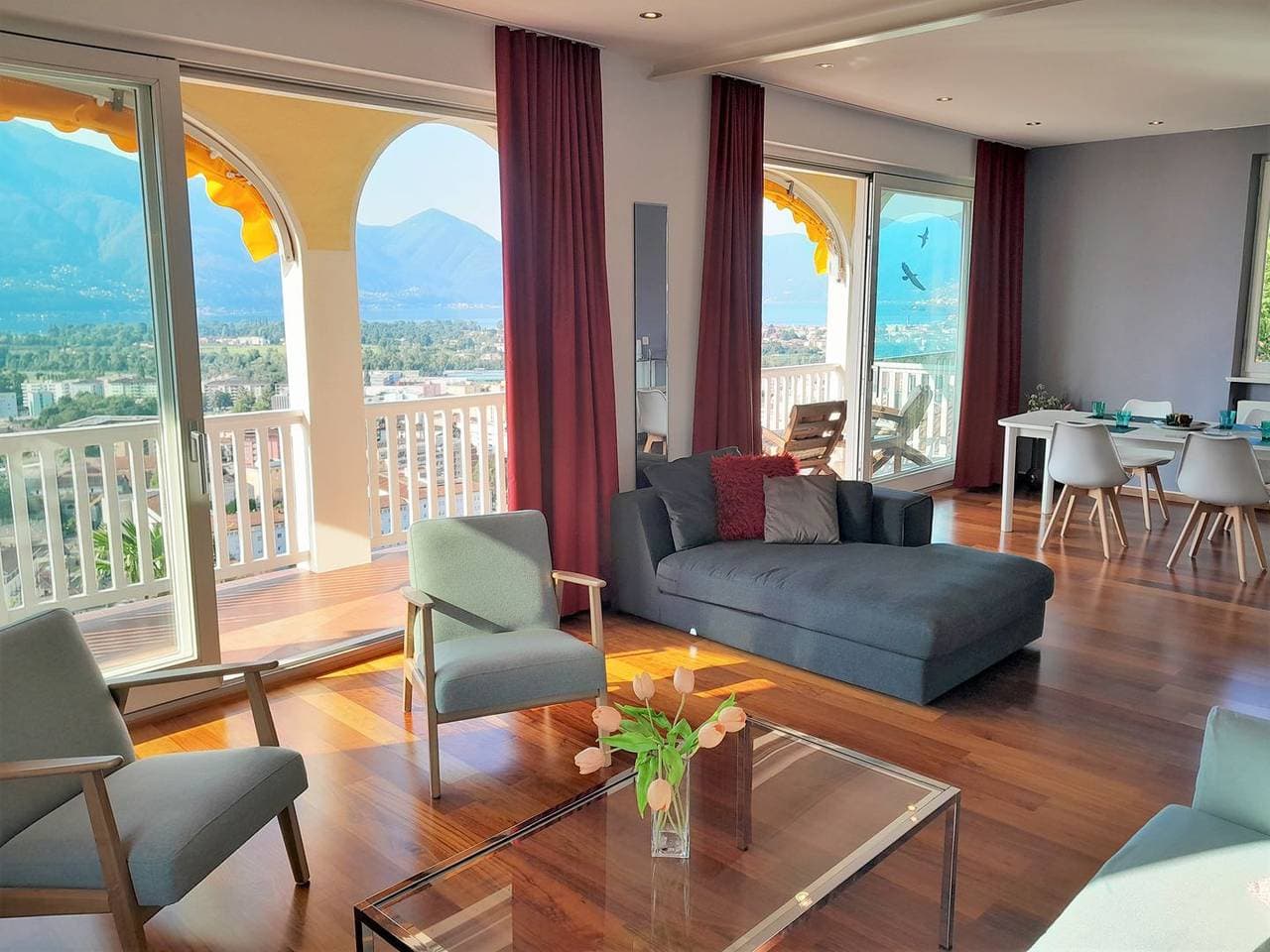 Foto 10 von 27: Grosszügige Attika-Wohnung mit Panoramablick, Gartensitzplatz und Liegewiese