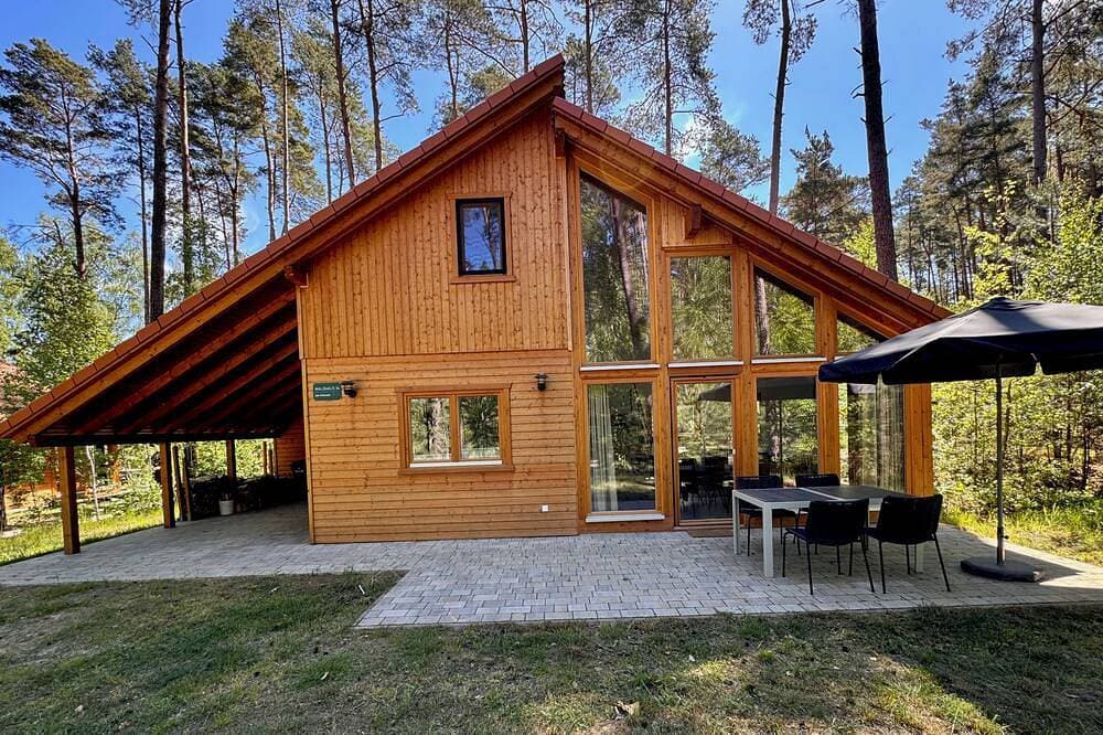 Foto 10 von 23: Modernes Holzhaus im nordischen Stil direkt im Kiefernwald