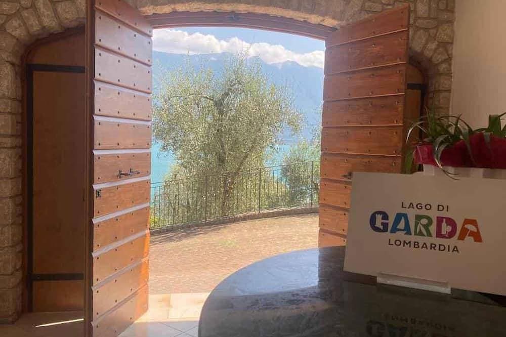 Foto 12 von 25: Ferienwohnung mit Balkon, Seeblick und Pool