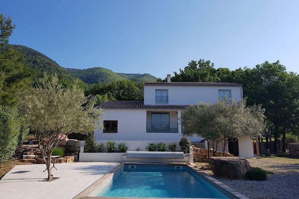 Villa mit Pool auf einem großen Waldgrundstück ohne Aussicht 1