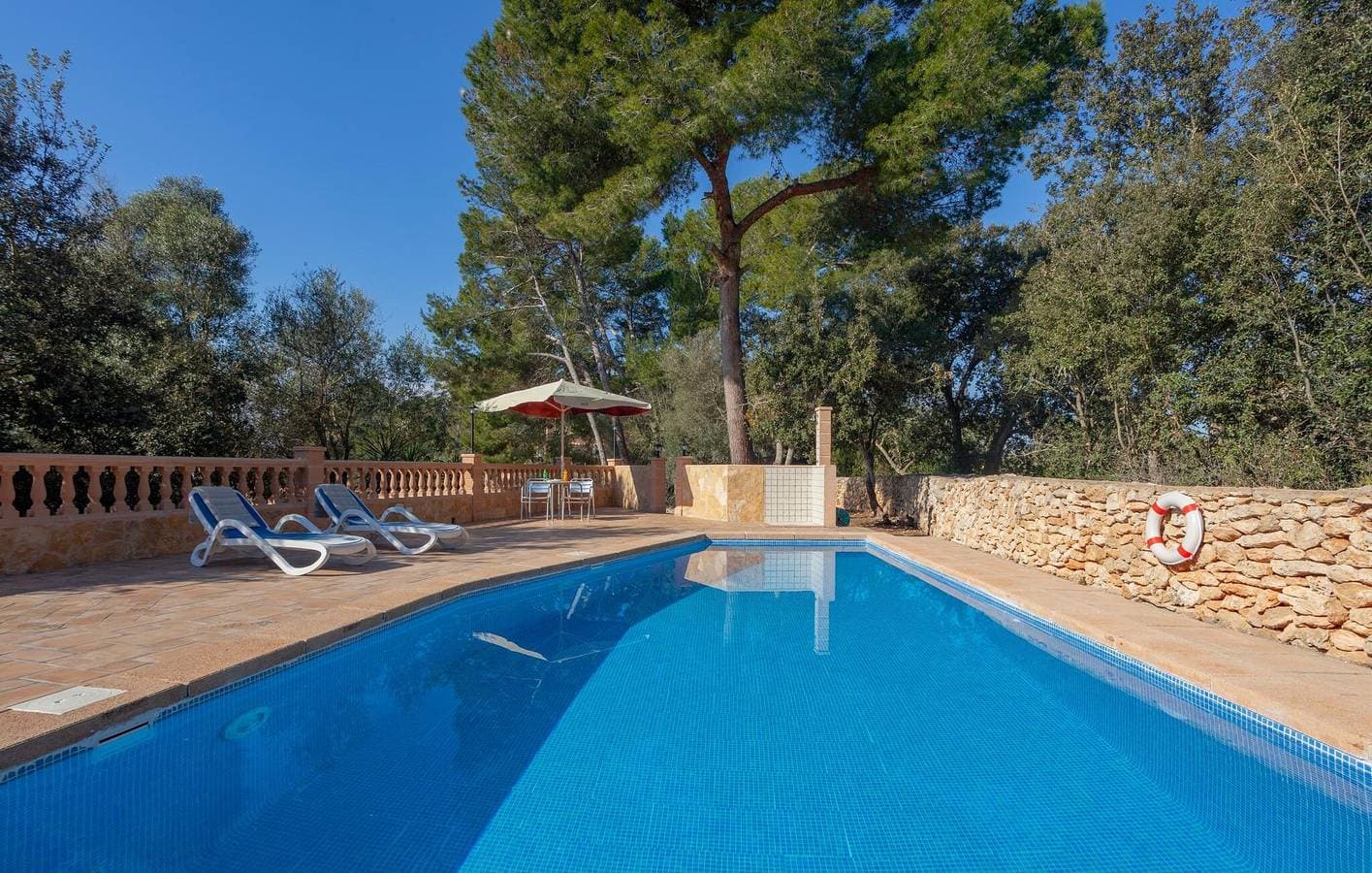 Foto 10 von 44: Sonnige Terrassenwohnung mit Pool & Grill