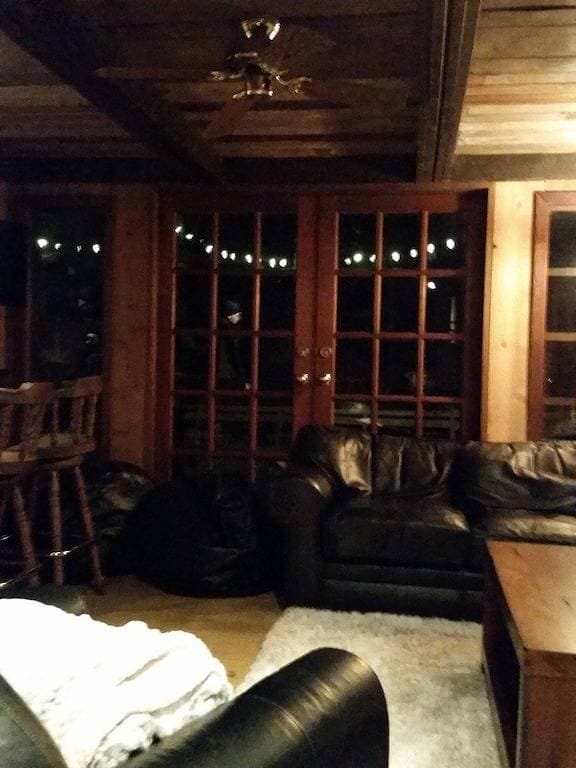Foto 2 von 42: Charmantes Cedar Chalet mit eigenem Whirlpool und Feuerstelle