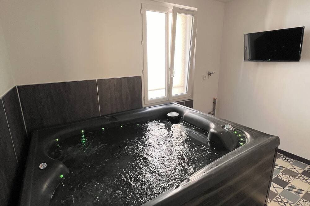 Foto 6 von 10: \"Le meublé\". apartment with unlimited jacuzzi near Mont-Saint-Michel
