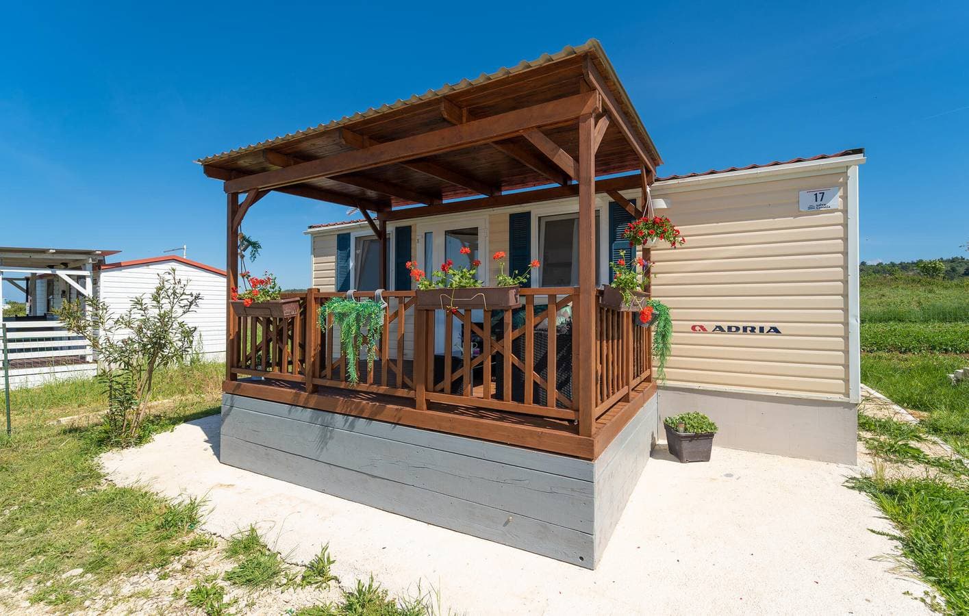 Gemütliches Mobilheim mit Meerblick, WLAN und Terrasse – 1 km vom Strand entfernt 1