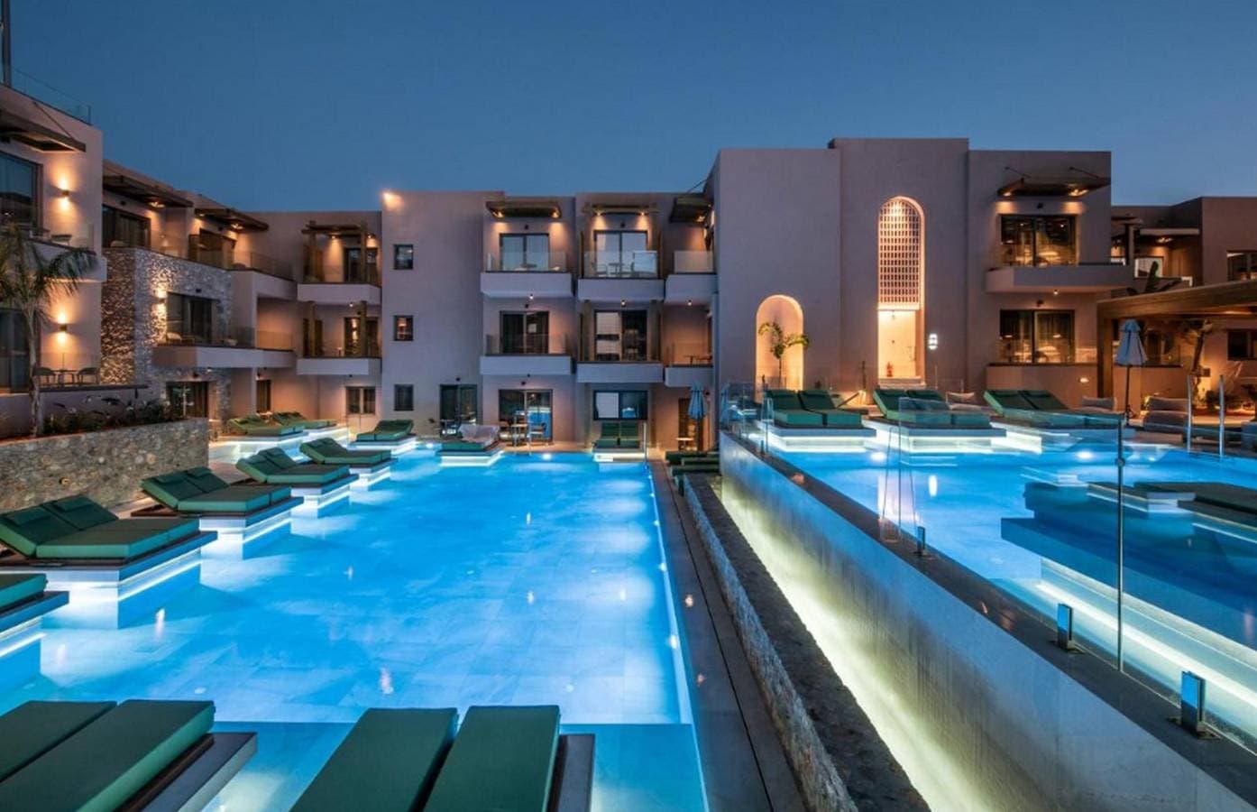 Foto 2 von 29: Dazzling Chersonisos Suite | Valtos Suite | Deluxe Bedroom | Adults Only