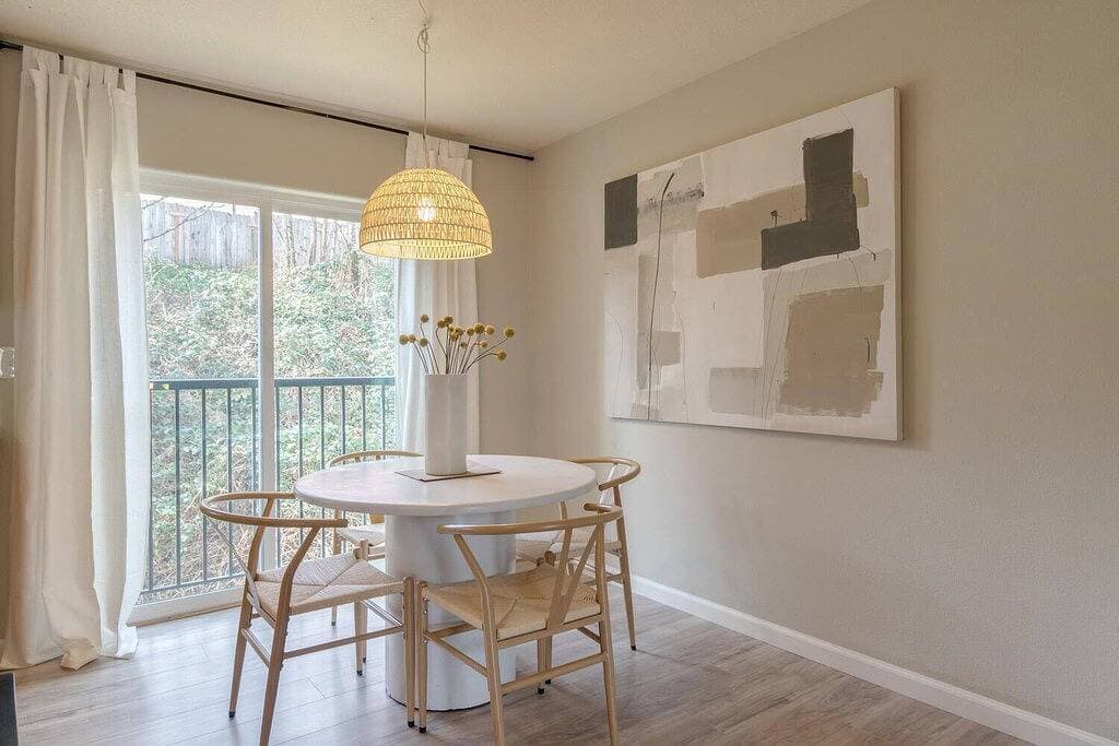 Foto 3 von 28: Stylish Entire Townhome w/ greenspace throughout!! Serene!