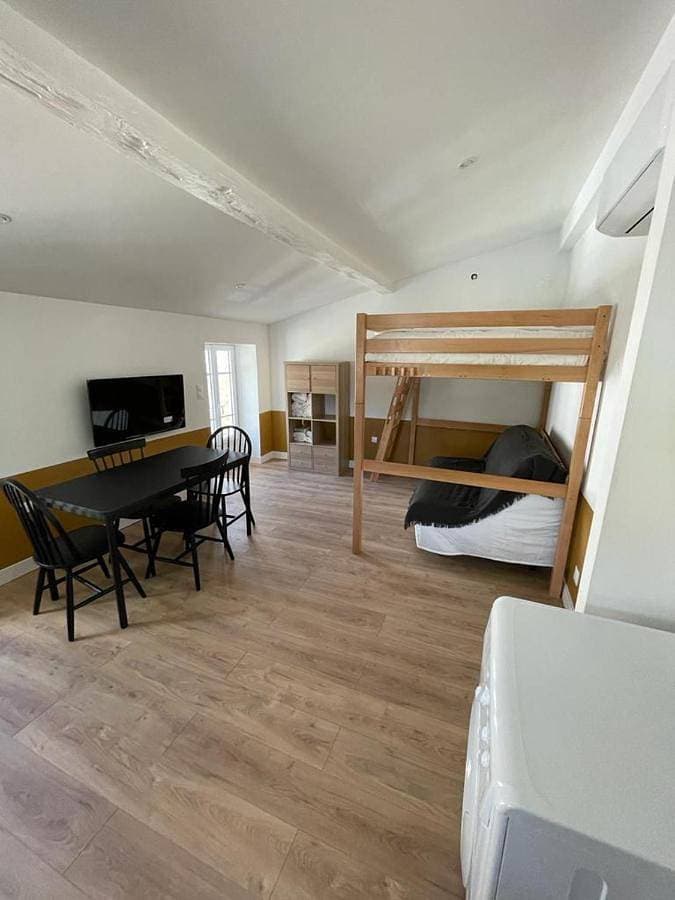Studio refait à neuf avec cuisine équipée R2 1