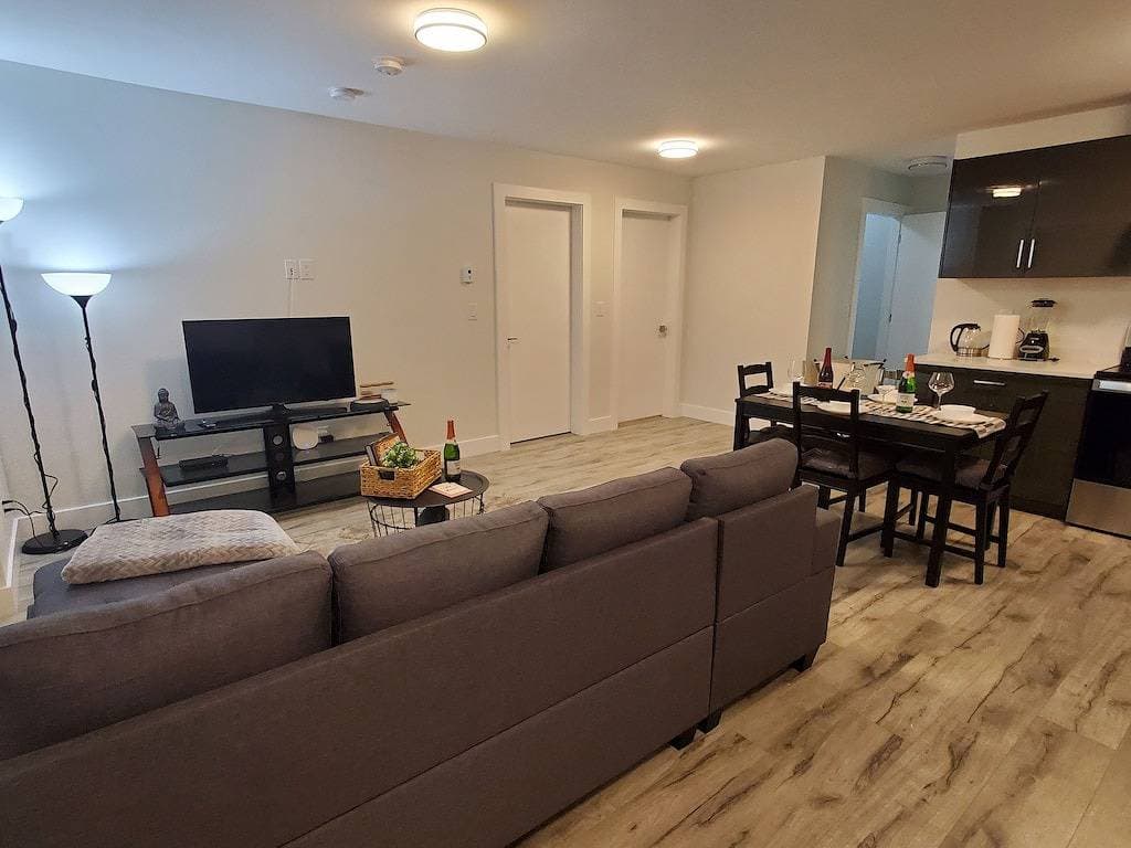 Foto 3 von 23: Lux Modern 2bd Radiant Suite+Free Parking