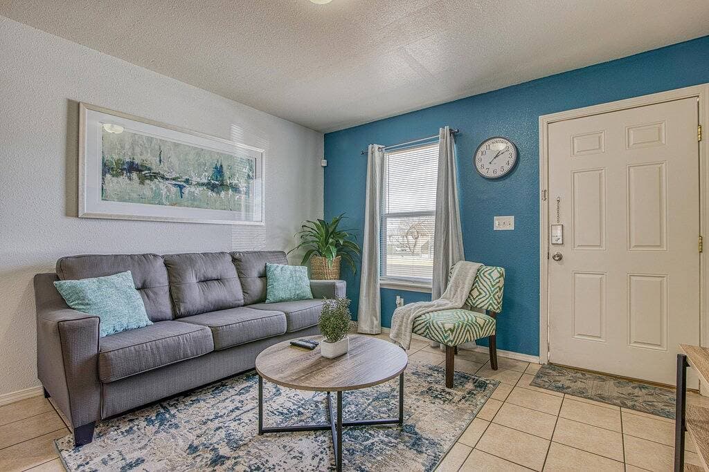 Foto 4 von 19: ✨ By Fort Bliss: 2 King Beds, Fast WIFI, Full Bath, Laundry