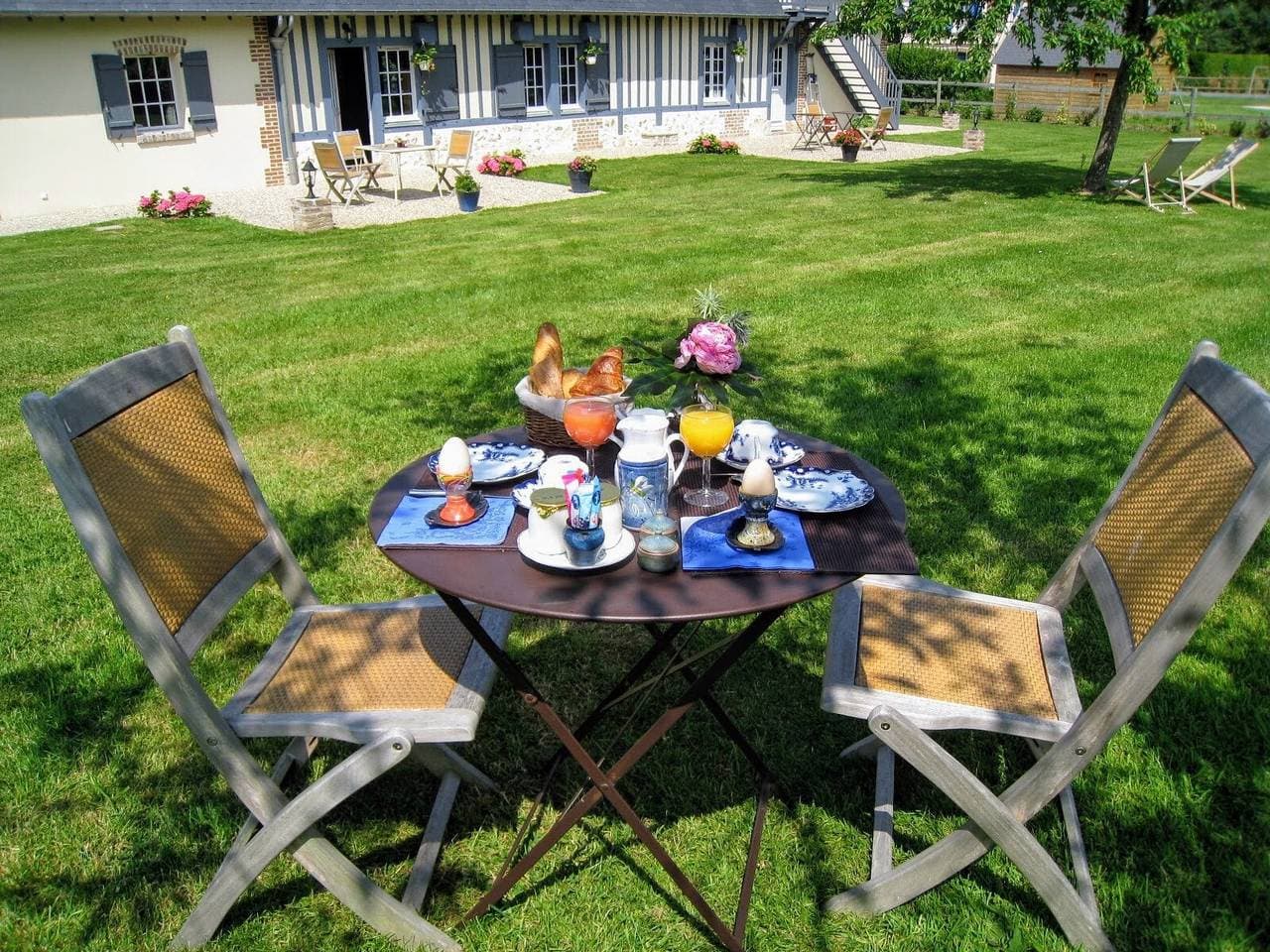 Foto 12 von 16: Gästezimmer „Les Arums“ mit gemeinsamer Terrasse, Garten und WLAN