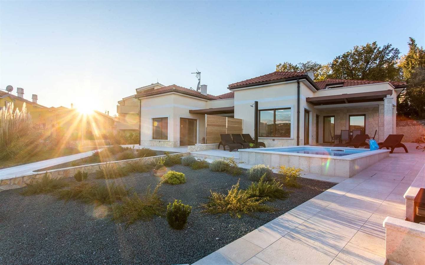 Foto 7 von 43: Strand Villa Ema mit Panoramablick auf das Meer, Pool, Garage, Grill & Spielzimmer