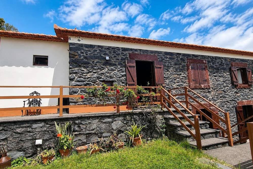 Peaceful refuge in Fajã da Ovelha 1
