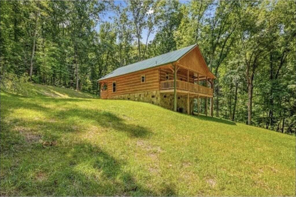 Foto 10 von 34: Gemütliche hundefreundliche Hütte umgeben von schönen Bergbäumen mit Whirlpool+