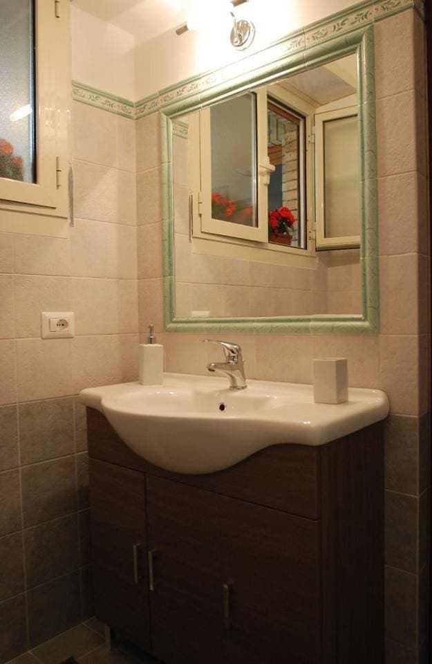 Foto 9 von 10: Double Room with Private Bathroom