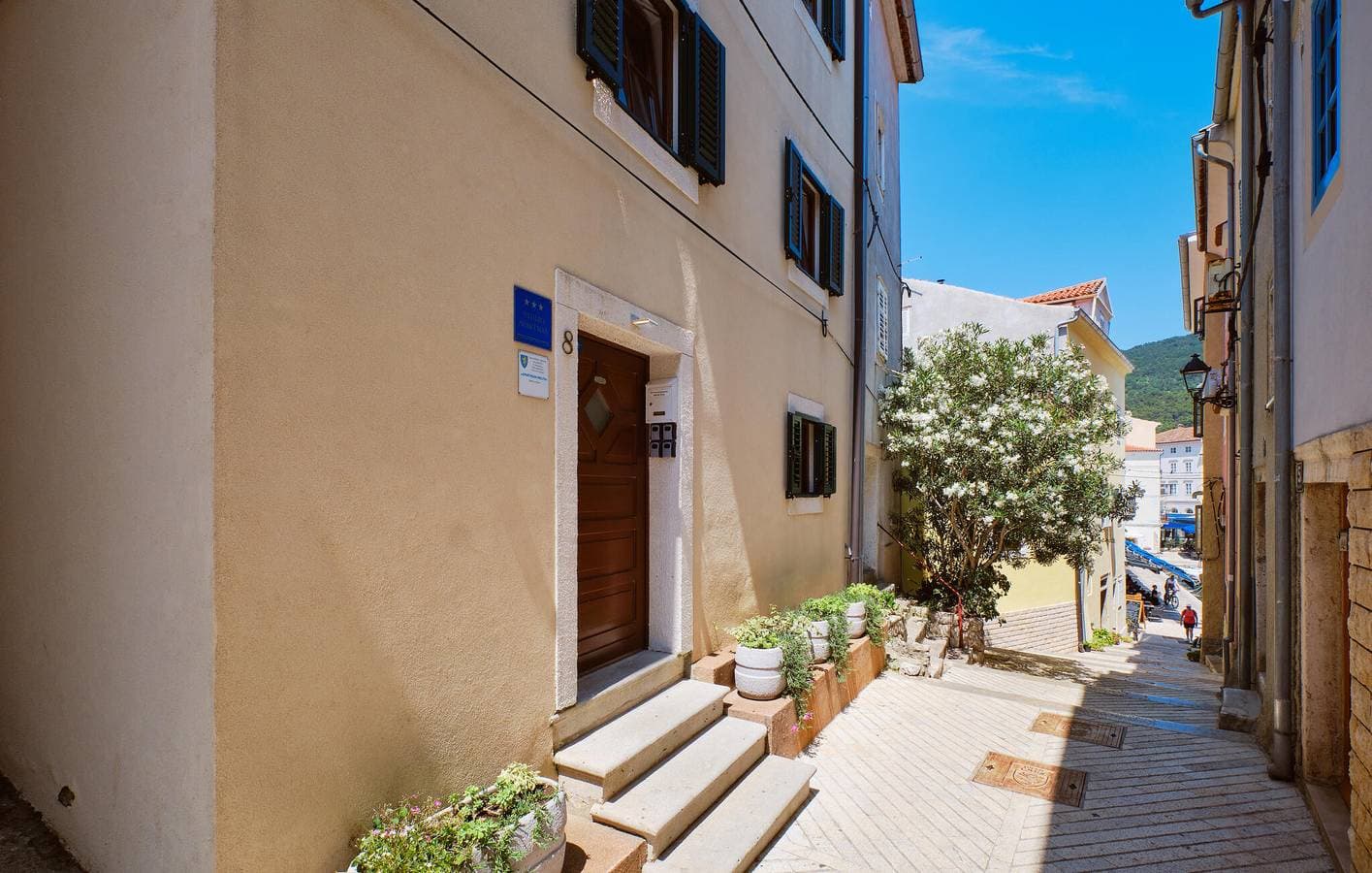 Gemütliche Ferienwohnung 100 m von der Küste in Cres entfernt, mit kostenlosem WLAN und Klimaanlage 1