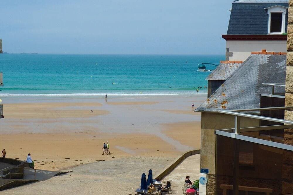 Foto 8 von 12: 38m2 studio with balcony next to Rochebonne beach in St Malo, Brittany
